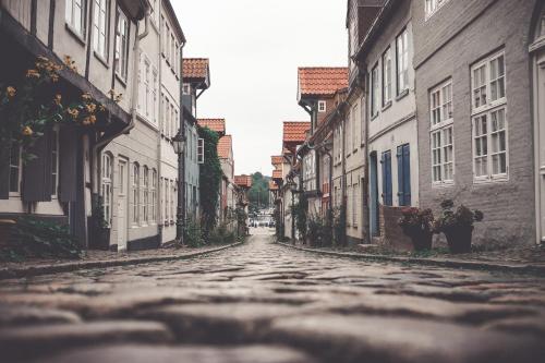 an old cobblestone street in an old town at Klüterkammer, Ferienhaus auf Gutshof mit Kamin in Langballig
