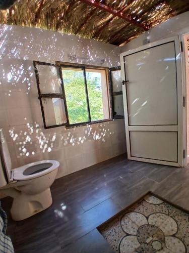 Ένα μπάνιο στο "Par 4 chemins" Atypical Stopover