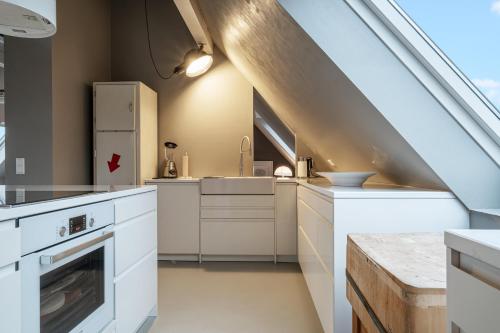 Kuchyň nebo kuchyňský kout v ubytování Haifischsieben, Wow-Haus mit Meerblick, Sauna und Kamin