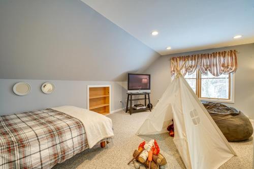 Ένα ή περισσότερα κρεβάτια σε δωμάτιο στο Wardsboro Family Home 7 Mi to Mount Snow!