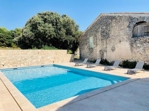 Πισίνα στο ή κοντά στο Provencal farmhouse in Luberon's heart with pool