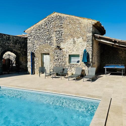 Πισίνα στο ή κοντά στο Provencal farmhouse in Luberon's heart with pool