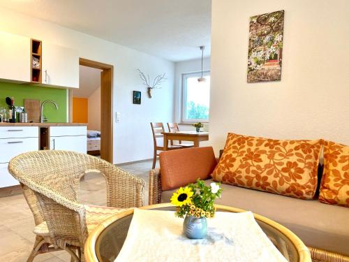 una sala de estar con un sofá y una mesa en Haus Sonnentau Wohnung 1, en Kisslegg