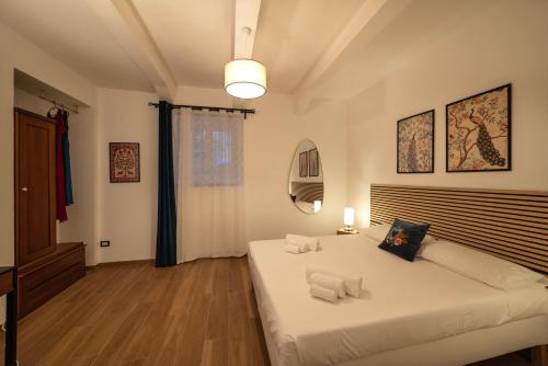 a bedroom with a large white bed in a room at Soggiorno in stile a Messina in Messina