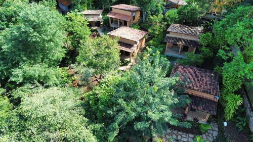 an overhead view of a garden with trees and buildings at Pousada Luar do Sertão in Lençóis
