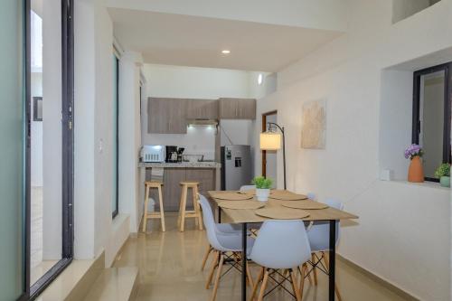 een keuken en eetkamer met een tafel en stoelen bij NEW! Aldea Bamboo 3 Terrace & Centro in Cuernavaca