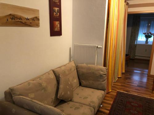 a living room with a couch in a room with at Schöne Ferienwohnung in Bahnhofsnähe für Urlaub, Studium oder Arbeit in Deggendorf