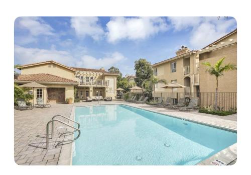 una piscina davanti a una casa di Ritz Pointe dr a Dana Point