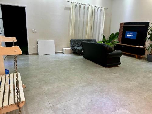 Μια τηλεόραση ή/και κέντρο ψυχαγωγίας στο Chácara em condomínio em Tatuí
