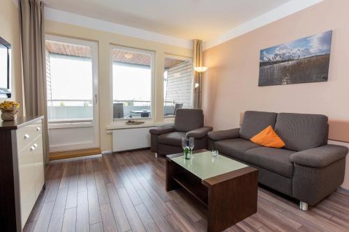 un salon avec un canapé et une table basse dans l'établissement ancora Marina Haus 1 Nr 10, Typ 4, à Neustadt in Holstein
