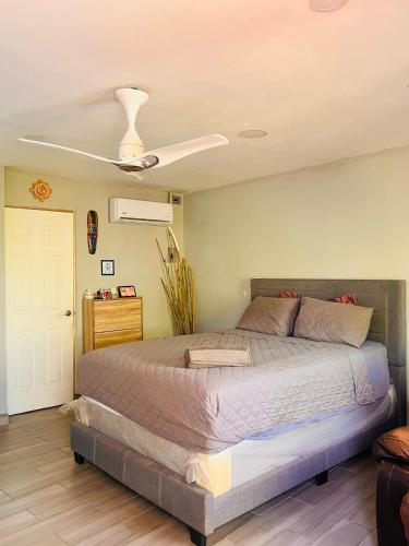 a bedroom with a bed and a ceiling fan at Estudio con funciones inteligentes AC full moderno in San Salvador