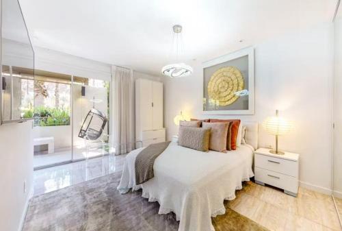 Indian Wells Mtn Cove with Kitchen Living Room Patio Firepit BBQ Tennis Stadium في إينديان ويلس: غرفة نوم بيضاء مع سرير ونافذة