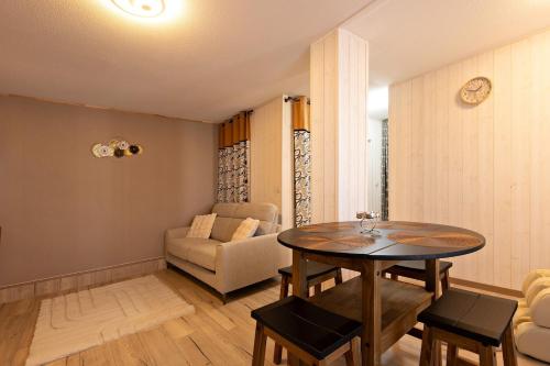 un salon avec une table et un canapé dans l'établissement Le Remarquable-Hyper Centre - Refait à Neuf !, à Perpignan