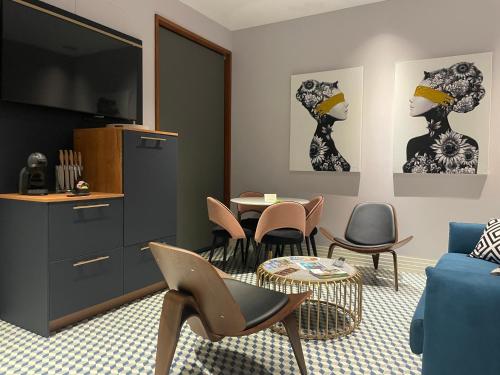 a living room with a table and chairs at Apartamentos Maguilla IV- Parking incluido para huéspedes in Badajoz