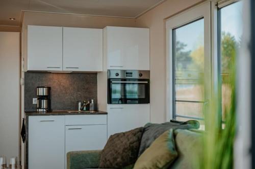 Dapur atau dapur kecil di Hausboot Seeblick - LP7