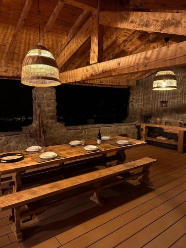 - une salle à manger avec une table en bois dans une cabine dans l'établissement La Petite Chavanne 4 étoiles, à Champdieu