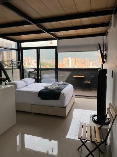 Un dormitorio con una cama y vistas a una ciudad. en Suite ps8, en Medellín