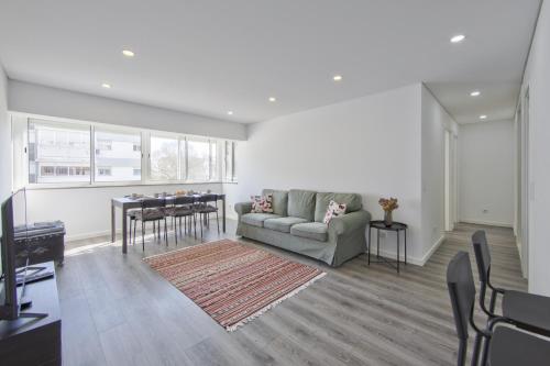 Olivais Modern by Homing