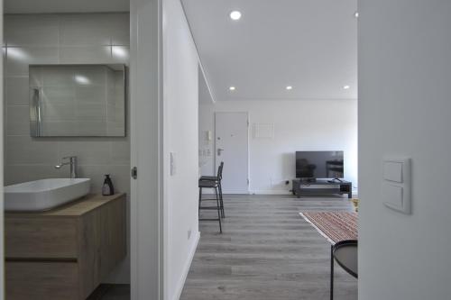 Olivais Modern by Homing