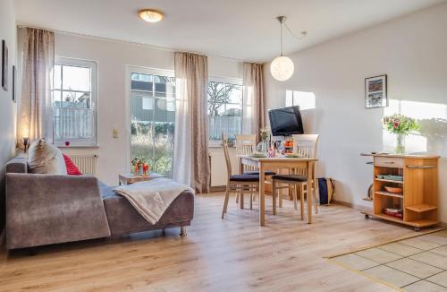 una sala de estar con un sofá y una mesa en Stürmann, en Prerow