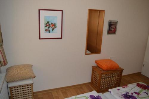 a room with a bed and a mirror on a wall at Ferienhaus beim Rosengarten in Holthaus