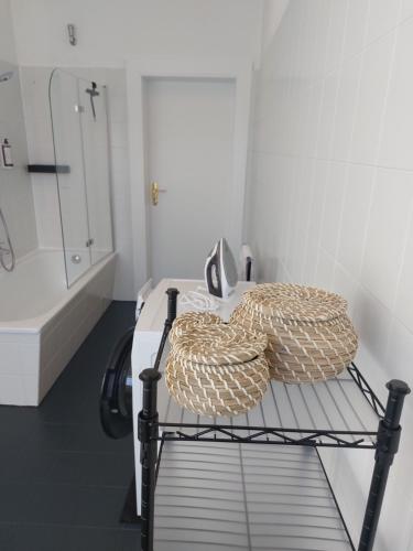 a room with a bed and a bathroom with a tub at maremar - 116qm mit 2 Schlafzimmern - Perfekt für Familien - Holzmarkt - Luxus Boxspringbetten - Küche - Balkon - Arbeitsplätze in Verden