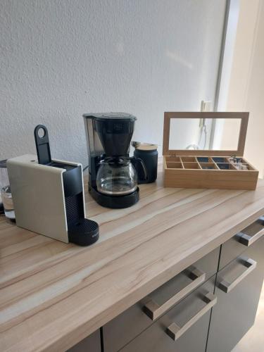 a kitchen counter with a blender and a mirror at maremar - 116qm mit 2 Schlafzimmern - Perfekt für Familien - Holzmarkt - Luxus Boxspringbetten - Küche - Balkon - Arbeitsplätze in Verden