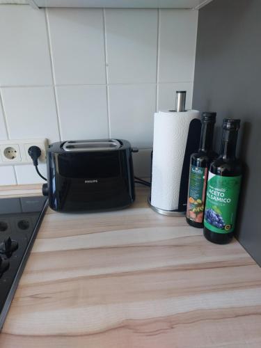 a kitchen counter with two bottles of wine and a toaster at maremar - 116qm mit 2 Schlafzimmern - Perfekt für Familien - Holzmarkt - Luxus Boxspringbetten - Küche - Balkon - Arbeitsplätze in Verden