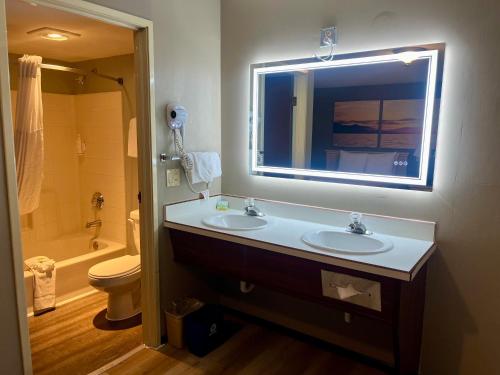 Koupelna v ubytování Days Inn by Wyndham Seatac Airport