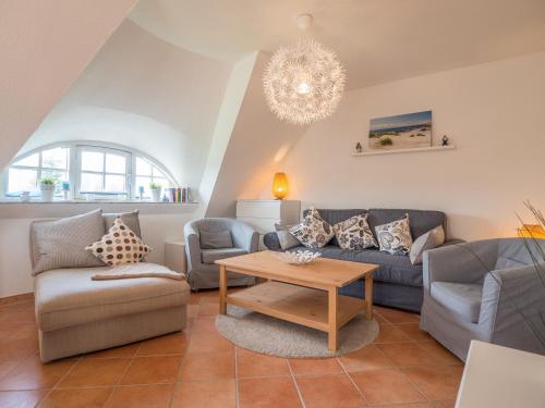 a living room with a couch and a table at Kapitänshaus Kittler - Sehnsucht - FeWo 1OG - DG in Wiek auf Rügen 