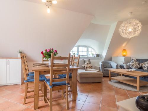a kitchen and living room with a table and chairs at Kapitänshaus Kittler - Sehnsucht - FeWo 1OG - DG in Wiek auf Rügen 