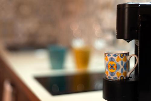 a coffee cup sitting on top of a counter at Soggiorno in stile a Messina in Messina