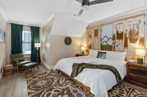 赛维尔维尔3 King Bd with Hot Tub & Minutes to Dollywood!的一间酒店房间，里面有一张床和一把椅子