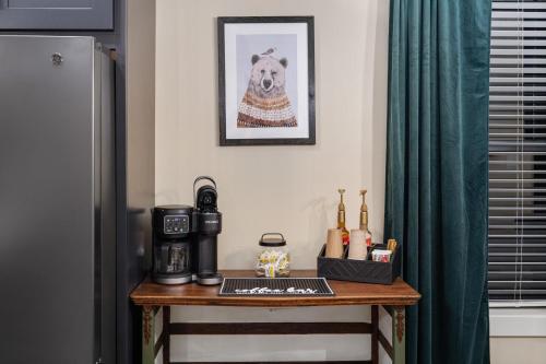 3 King Bd with Hot Tub & Minutes to Dollywood! photo 21
