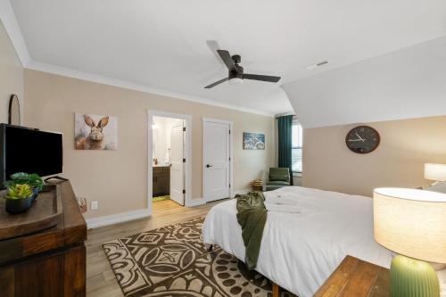 3 King Bd with Hot Tub & Minutes to Dollywood! photo 46