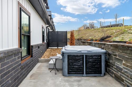 3 King Bd with Hot Tub & Minutes to Dollywood! photo 11
