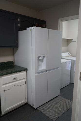 Η κουζίνα ή μικρή κουζίνα στο Modern and Cozy 3BR Memphis with Jetted Tub