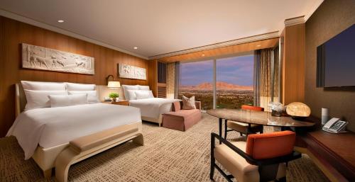 Postel nebo postele na pokoji v ubytování Encore at Wynn Las Vegas