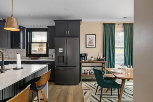 3 King Bd with Hot Tub & Minutes to Dollywood! photo 15