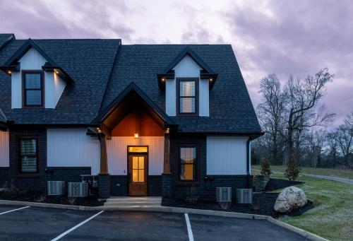 3 King Bd with Hot Tub & Minutes to Dollywood! photo 61