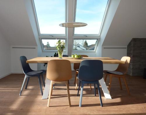ein Esszimmer mit einem Tisch und vier Stühlen in der Unterkunft Ferienwohnung am Wald in Goslar