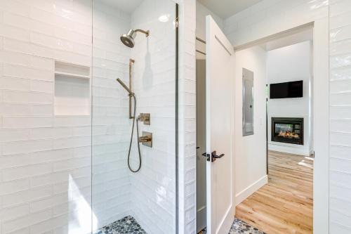 Un baño de Modern Bellaire Cabin Less Than 5 Mi to Lake and Slopes!