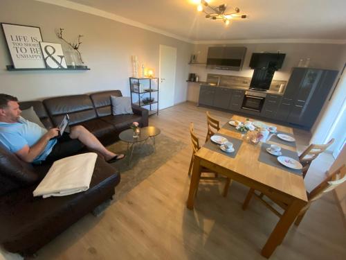 Posezení v ubytování 4 Sterne Ferienwohnung Rosengarten nur für Urlaubsgäste