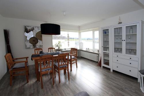 a kitchen with a dining room table and chairs at Ferienwohnung Strandgut in Behrensdorf