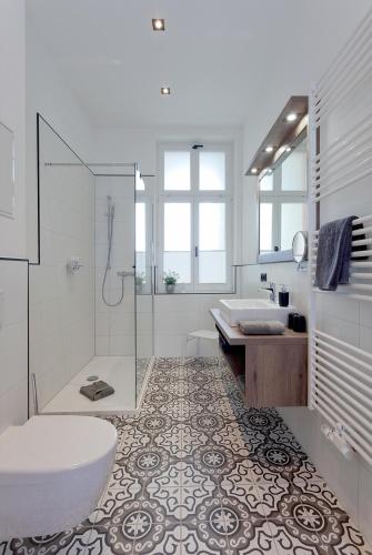 a bathroom with a tub and a toilet and a sink at Villa Seeblick Wolgastsee in Ahlbeck