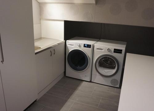 a washer and dryer in a small kitchen at HeuStadl in Tauberbischofsheim
