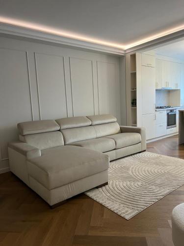 a living room with a couch and a table at High Stay Suite Cluj in Floreşti