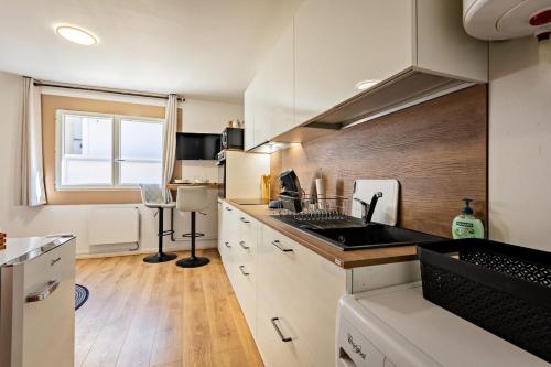 une cuisine avec un évier et un plan de travail dans l'établissement Le Sublime-100m de la plage-Cozy-Refait à Neuf !, à Canet