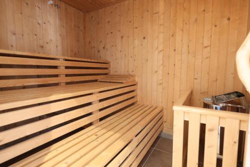 a sauna with wooden paneled walls and a woodenvisor at Ferienwohnung Steinberg mit Sauna in Rothenkirchen