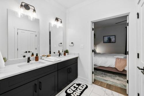 赛维尔维尔3 King Bd with Hot Tub & Minutes to Dollywood!的一间带两个盥洗盆和一张床的浴室